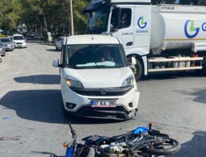 Hafif ticari araç ile motosiklet çarpıştı, motosiklet sürücüsü yaralandı