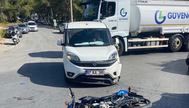 Hafif ticari araç ile motosiklet çarpıştı, motosiklet sürücüsü yaralandı
