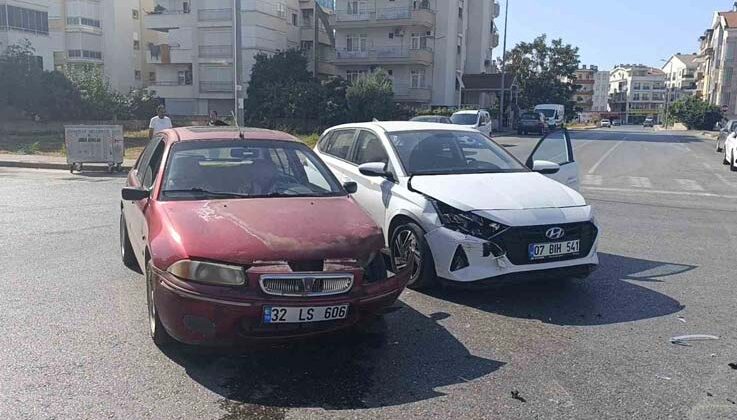 İki otomobil çarpıştı, fenalaşan sürücü hastaneye kaldırıldı
