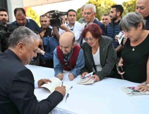 Muratpaşa Belediye Başkanı Ümit Uysal, yeni kitabını tanıttı