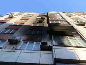 Antalya’da cam yüklü kamyonet alev alev yandı, gökyüzünü siyah dumanlar kapladı