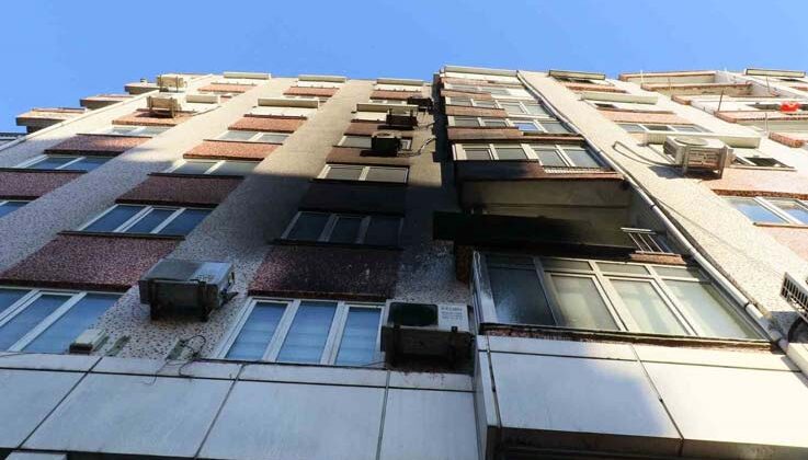 Antalya’da cam yüklü kamyonet alev alev yandı, gökyüzünü siyah dumanlar kapladı