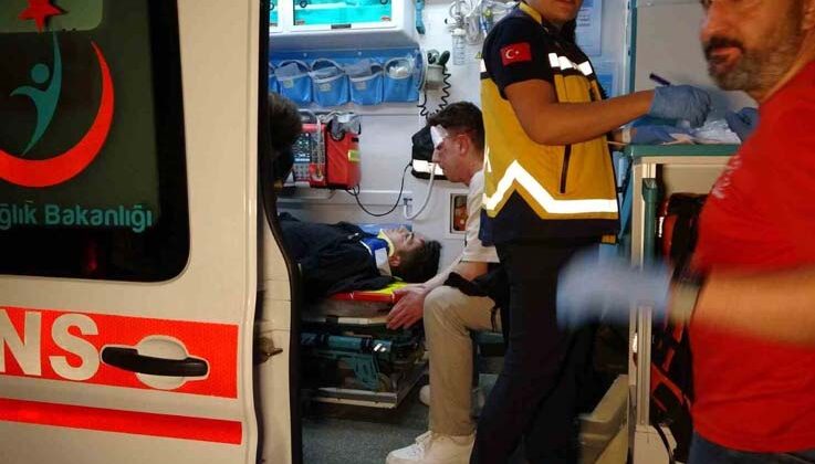Motosiklet ile kamyonet çarpıştı: 2 yaralı