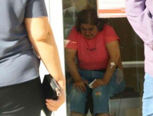 ATM’ye para yatıran kadına kapkaç şoku: Kaptı, kaçamadı