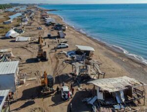 Antalya’da denize sıfır çardaklar tarihe karıştı, sahil halkın kullanımına açılacak