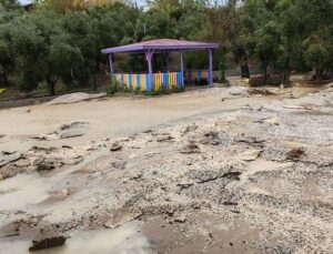 Sel suları istinat duvarını yıktı, ilköğretim okulu sele teslim oldu