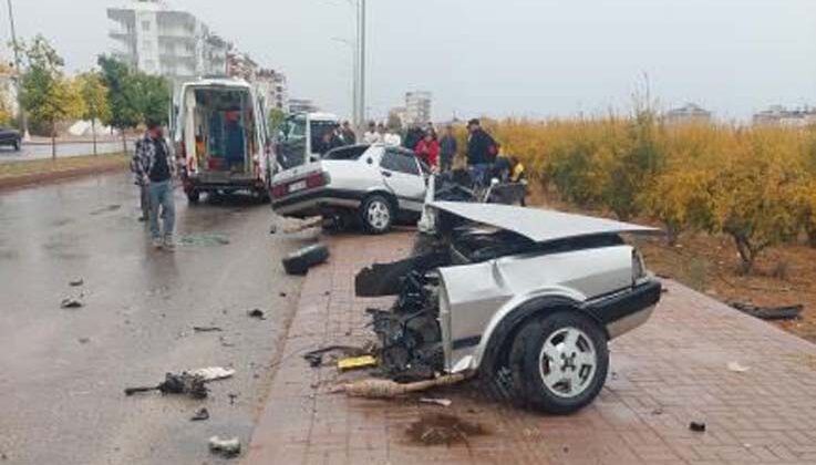 Direğe çarpan Fiat Tofaş otomobil ikiye bölündü, sürücü yaralandı