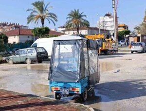 Kaldırıma çarpıp devrilen elektrikli bisikletin sürücüsü yaralandı