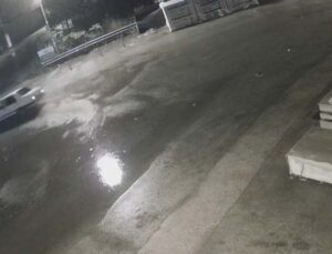 Fiat Tofaş’ın sulu drifti kamerada: 32 bin TL ceza yedi, iş yerinin malzemelerine çarpıp kaçtı