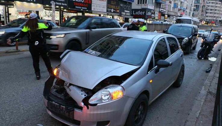 Antalya’da 3 aracın karıştığı zincirleme kazada 1 kişi yaralandı