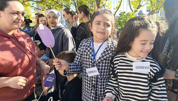 Minikler, pazarcılara taş çıkarttı: “Gel vatandaş gel, param olsa da ben alsam”