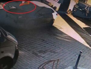 Motosikletliyi otomobilin üzerinden uçuran kaza kamerada