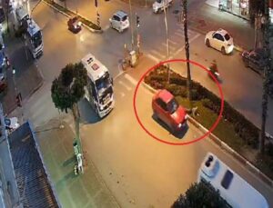 Yola fırlayan yayaya otomobil çarptı, metrelerce havaya savruldu