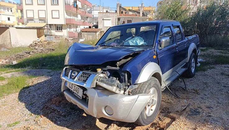 Kamyonet duvara çarptı, sürücü yaralandı