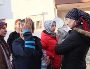 Yangında evleri küle döndü, kurtarılan kedilerinin yanında gözyaşı döktü