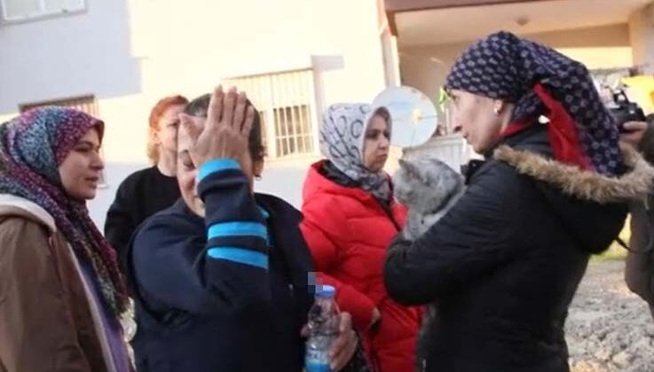 Yangında evleri küle döndü, kurtarılan kedilerinin yanında gözyaşı döktü