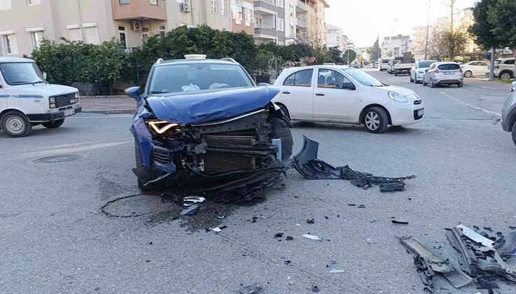 Kontrolsüz kavşakta iki otomobil çarpıştı, fenalaşan sürücü hastaneye kaldırıldı
