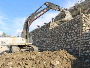 Büyükşehir heyelan yaşanan yollarda duvar örüyor