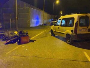 Motosikletle hafif ticari araç çarpıştı: 1’i ağır 2 kişi yaralandı