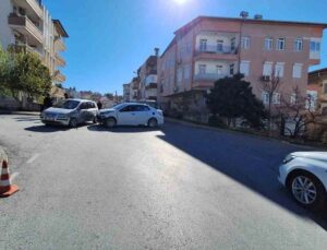 Manavgat’ta iki otomobil çarpıştı: 1 yaralı