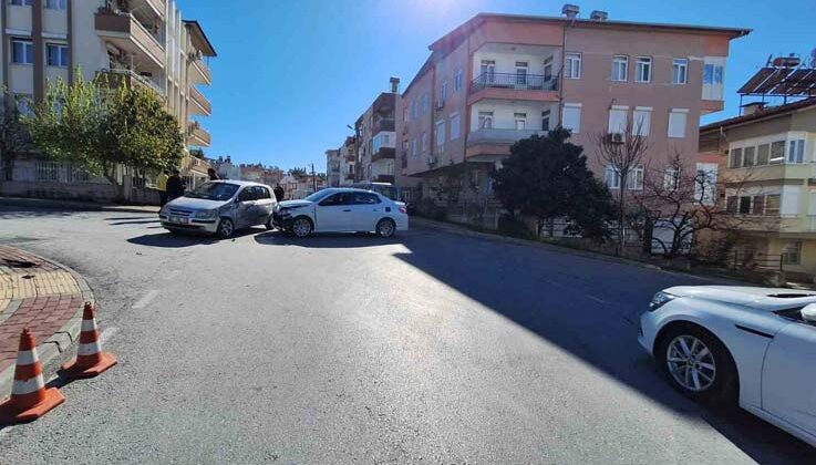 Manavgat’ta iki otomobil çarpıştı: 1 yaralı