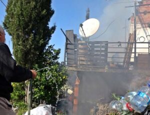 Evinin yanışını çaresiz gözlerle izledi, odaların halini görünce başını duvara yaslayıp öylece kaldı