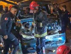 Minibüs ile kepçe tünelde çarpıştı, araçta sıkışan 2 kişiyi itfaiye kurtardı