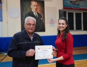 Alanya’da zeybek kurslarının ikinci dönemi sertifika töreniyle tamamlandı