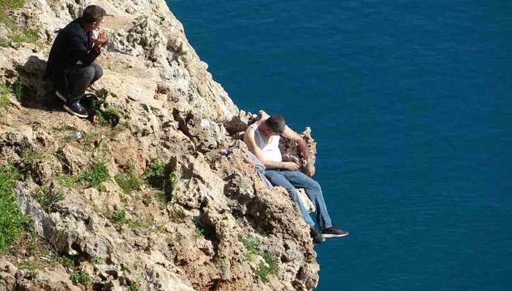 Antalya’da 40 metrelik falezlerin ucunda can pazarı