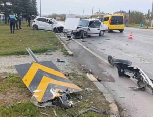 İki otomobil çarpıştı, araçlar hurdaya döndü: 2 yaralı