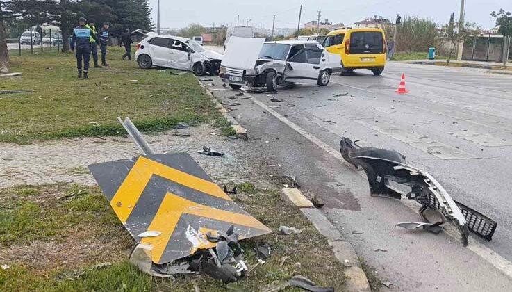 İki otomobil çarpıştı, araçlar hurdaya döndü: 2 yaralı
