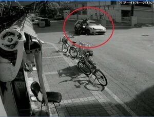 Otomobil ile motosiklet çarpıştı