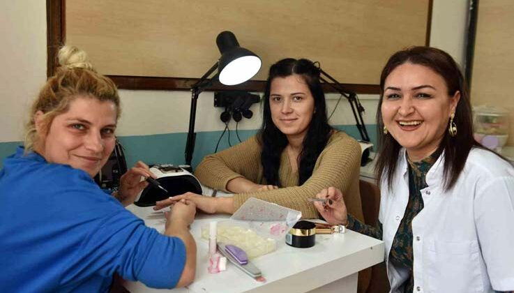 AKMEK’te güzellik uzmanı yetişiyor
