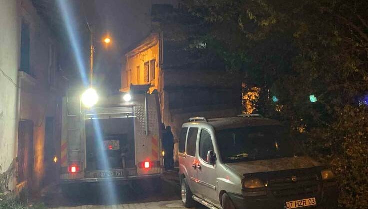Eşyalarını yenilediği evi alevlere teslim oldu