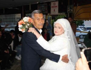 Eşine 45 yıl sonra gelinlik giydirdi, gözyaşlarını tutamadı