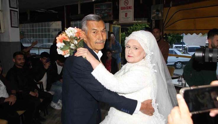 Eşine 45 yıl sonra gelinlik giydirdi, gözyaşlarını tutamadı