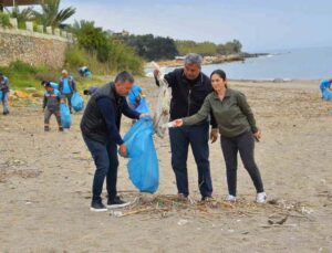 Alanya’da kum zambakları ile caretta carettaların yaşam sahaları temizlendi