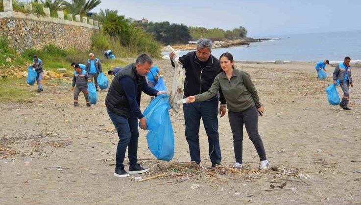 Alanya’da kum zambakları ile caretta carettaların yaşam sahaları temizlendi
