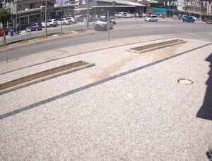 ’U’ dönüşü yapmaya hazırlanırken kazaya sebebiyet verdi, hiç bir şey olmamış gibi yoluna devam etti