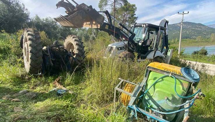 Ağaçlarını ilaçlamak istedi, devrilen traktörün altında kalıp ağır yaralandı