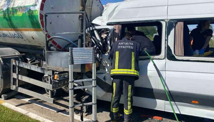 Serik’te sulama kamyonu ile tur minibüsü çarpıştı: 6 yaralı