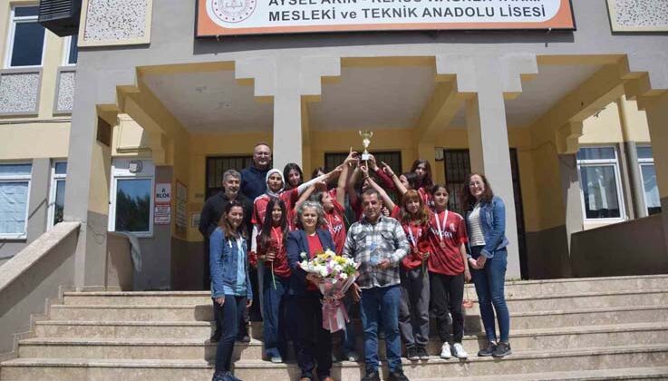 Çiçekçi esnafın desteğine genç sporcular kupayla karşılık verdi