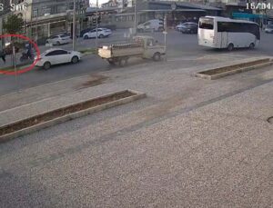Sahipsiz köpekten korkarak yola fırlayan çocuğa motosiklet çarptı