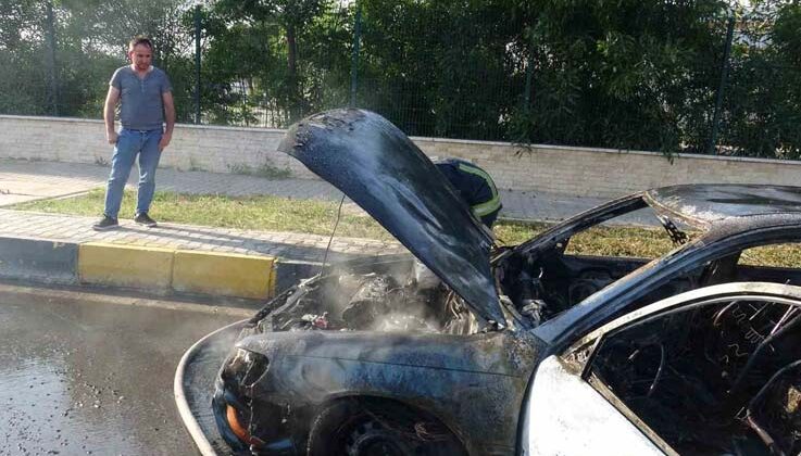 Antalya’da evine gitmek üzere yola çıkan sürücünün otomobili alev alev yandı