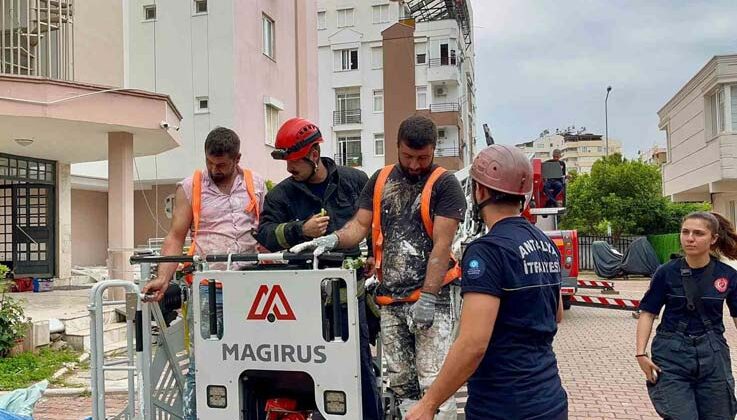 12. katta can pazarı: 2 işçi iskelede mahsur kaldı