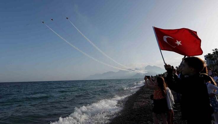 Antalya’da Türk Yıldızları’ndan nefes kesen 23 Nisan gösterisi