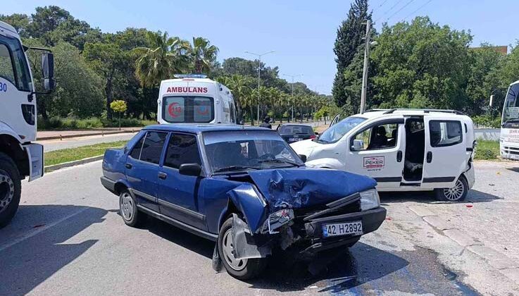 Önünde seyreden araca arkadan çarptı, o anlar güvenlik kamerasına yansıdı