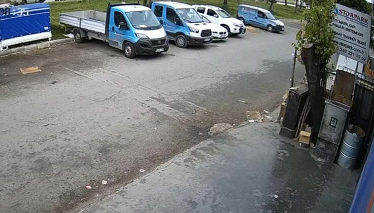 Park halindeki kamyonete çarpan otomobil hurdaya döndü, genç sürücüsü hayatını kaybetti