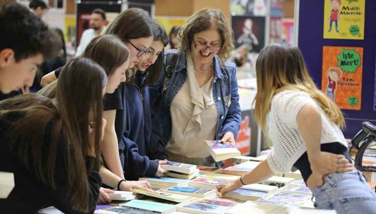 Kepez Kitap Fuarı’na kitapseverlerin ilgisi sürüyor
