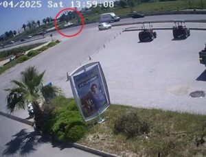 Bariyerlere çarpıp kanala devrildi, ters dönen araçtan sağ kurtuldular
